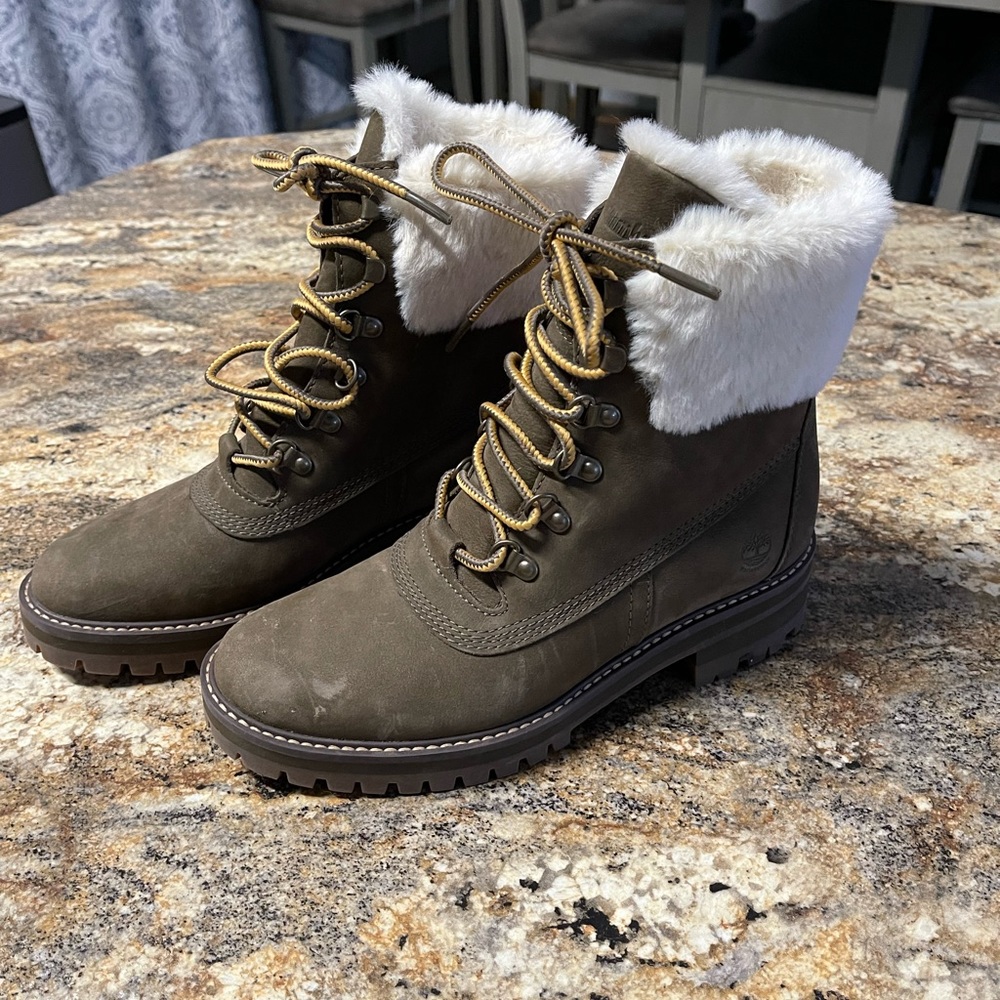 Womens 8.5 timberland boot with ankle fur